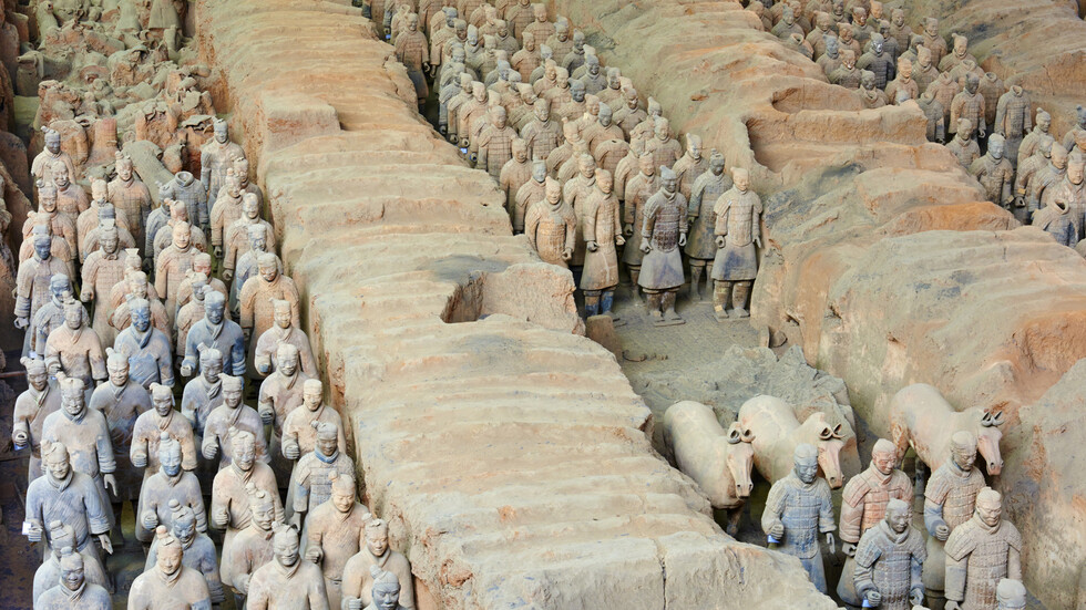 العثور على مجموعة جديدة من "محاربي الطين المفقودين" في مقبرة سرية لأول إمبراطور صيني