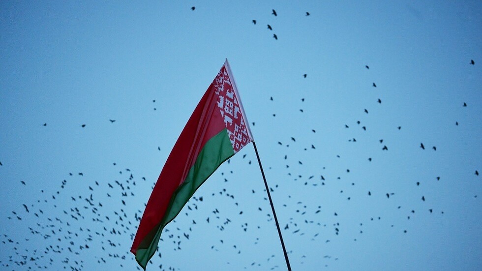 مينسك تعرب عن احتجاجها لكييف على تبديل علمها بعلم المعارضة البيلاروسية في مدينة أوكرانية