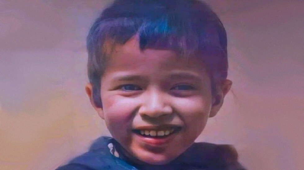 صديق وفي.. كلب الطفل ريان المغربي يرابط عند قبره (صور + فيديو)