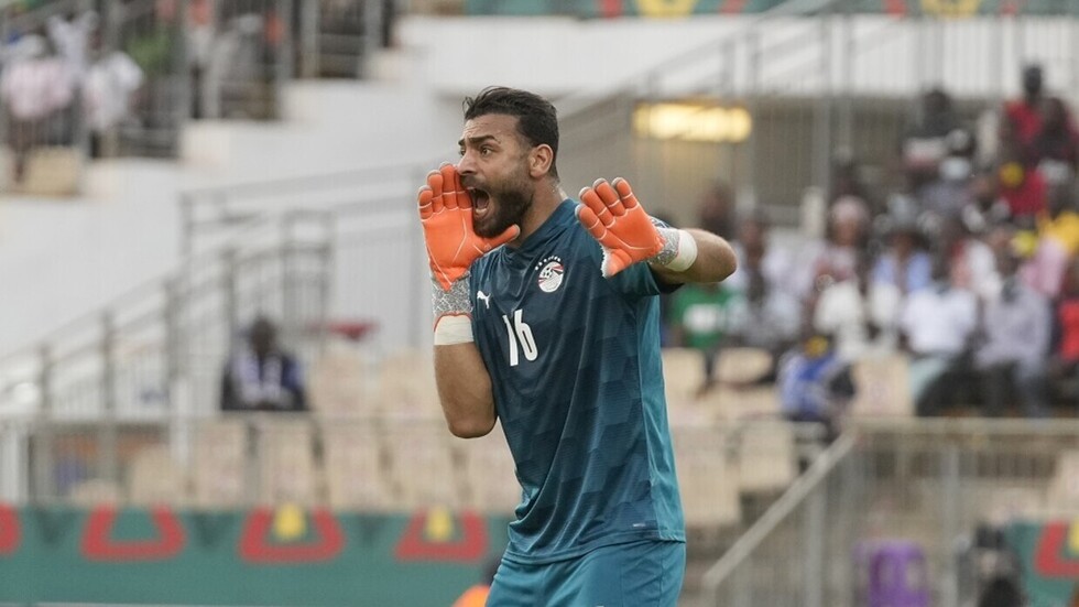 أبو جبل يعلق على ما يشاع عن انفصاله عن زوجته