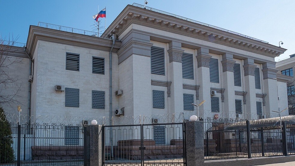 "نوفوستي": دبلوماسيون روس بدأوا بمغادرة أوكرانيا