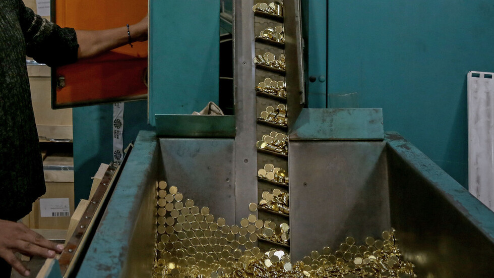 مصر تكشف عن خطوة لإنتاج العملات المعدنية في محور قناة السويس