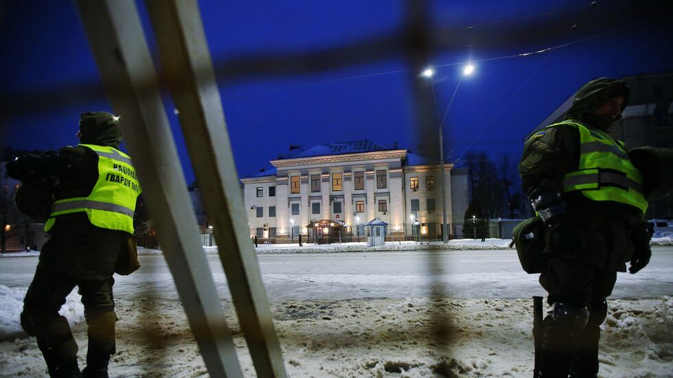 روسيا تؤكد تقليص عدد موظفي بعثاتها الدبلوماسية في أوكرانيا تحسبا لاستفزازات محتملة