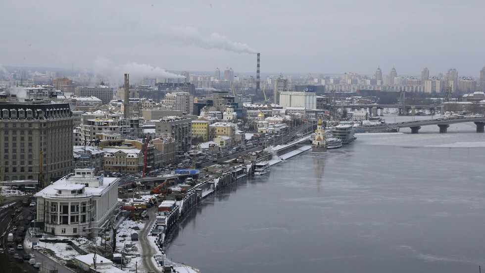 أول دولة عربية تدعو رعاياها إلى مغادرة أوكرانيا