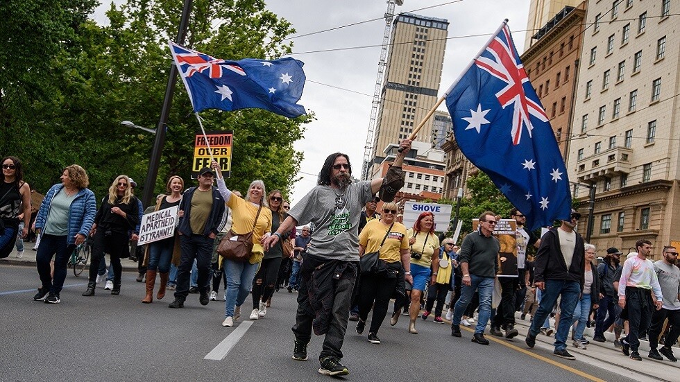 آلاف الأستراليين يتظاهرون ضد التطعيم (فيديو)