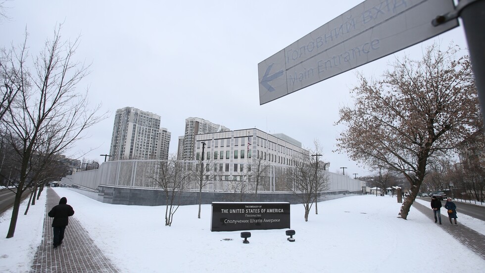 دول أجنبية تخفض عدد دبلوماسييها في أوكرانيا وتحث رعاياها هناك على المغادرة