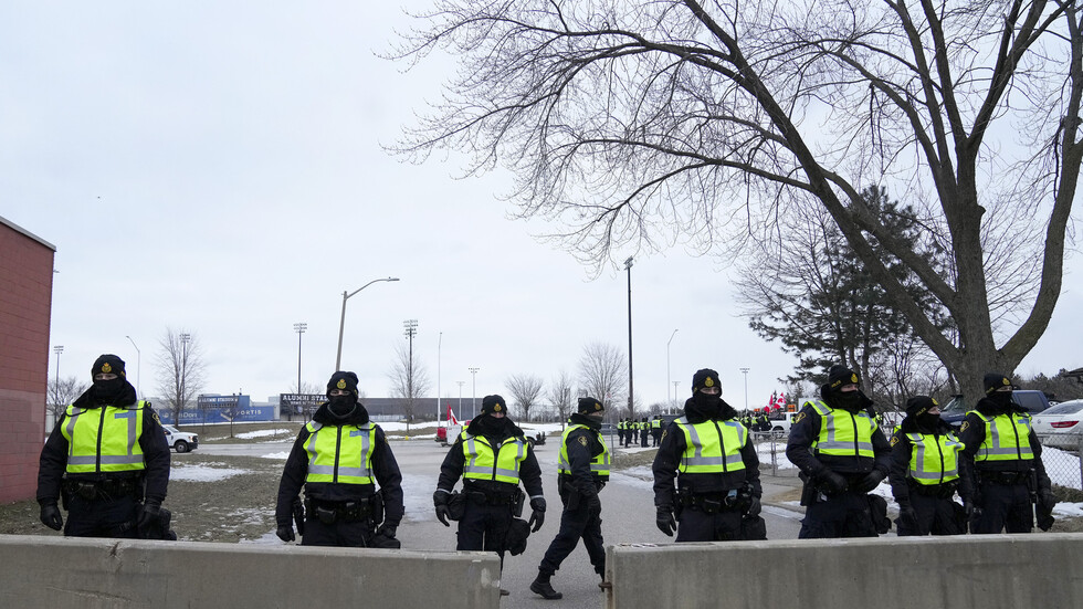 الشرطة الكندية تعتقل محتجين على جسر حيوي بين كندا والولايات المتحدة