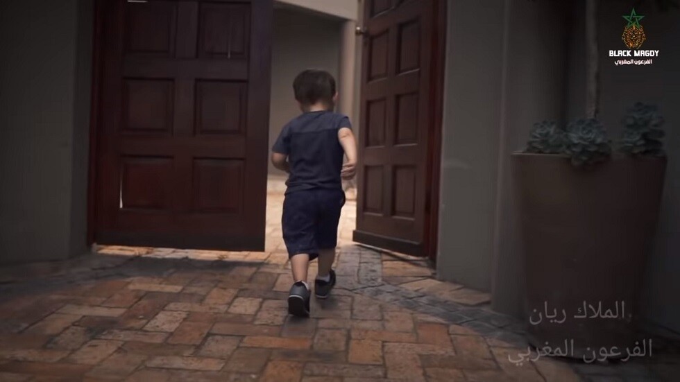 لاعب مصري يكرم ريان المغربي (فيديو)