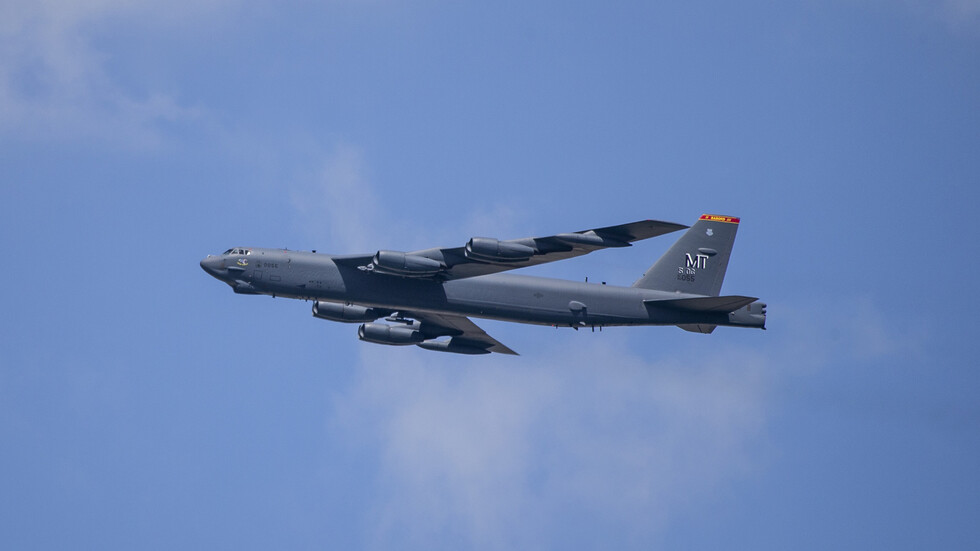 شاهد!..  قاذفة استراتيجية أمريكية تنعطف فجأة وتدخل الأجواء المصرية (خارطة فضائية)