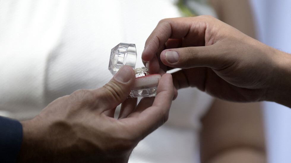 في عيد المشاعر النبيلة.. قصة حب عربية حقيقية تشبه الأساطير   