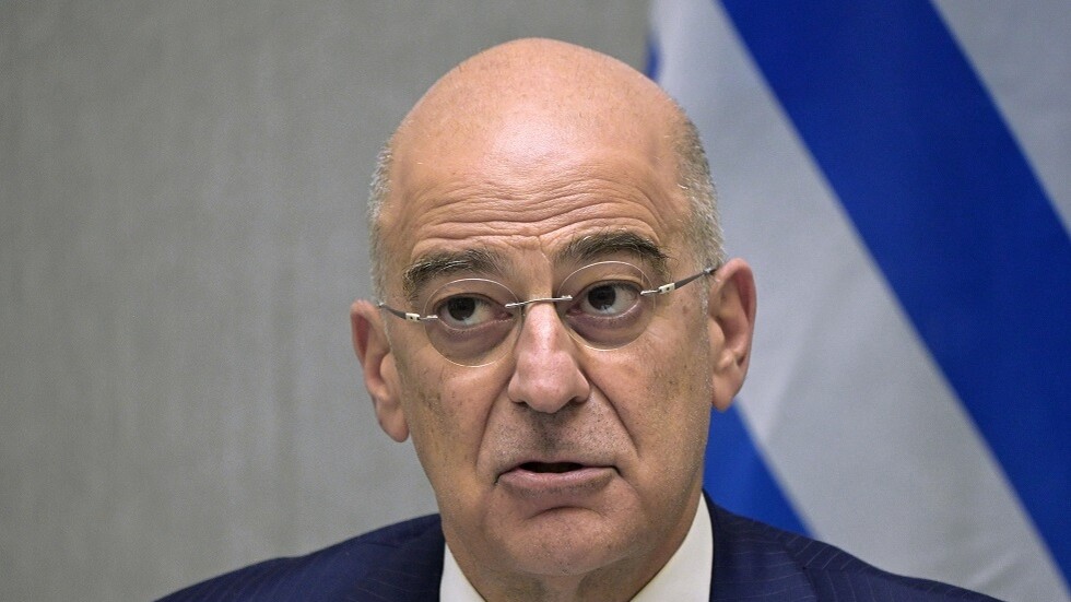 وزير خارجية اليونان يزور موسكو للمساعدة في تسوية الأزمة الأوكرانية