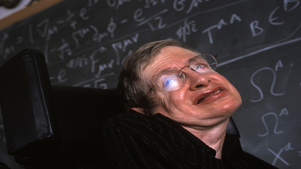 محاولة حل ألغاز اللوح الأسود المليء بـ"خربشات" ستيفن هوكينغ!