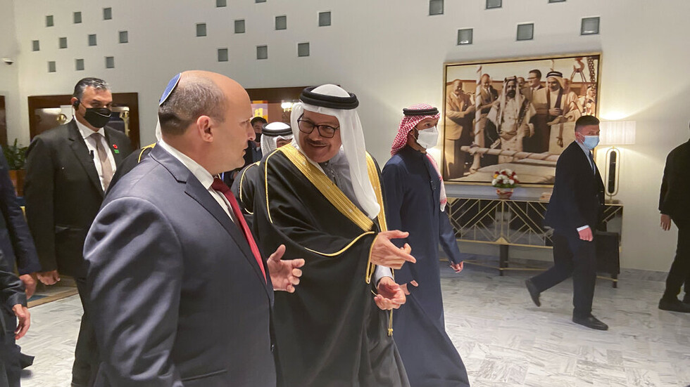 وزير خارجية البحرين يستقبل بينيت