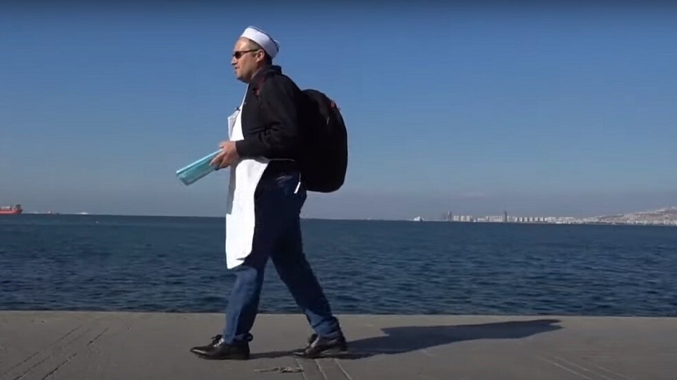 شاهد.. دبلوماسي تركي يبيع الفطائر في إزمير