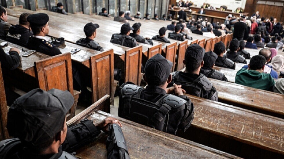 مصر.. تأجيل محاكمة قيادات في الإخوان بينهم المرشد العام