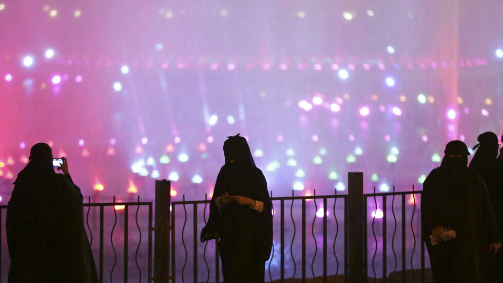 "الملكية الفكرية" السعودية توضح قانونية تصوير المشاهير للناس في الأماكن العامة (فيديو)