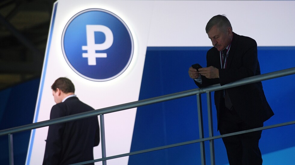 روسيا تبدأ اختبار الروبل الرقمي
