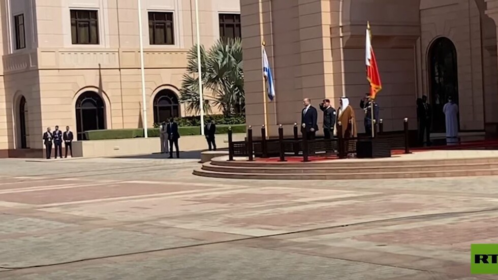 عزف النشيد الوطني الإسرائيلي أثناء استقبال نفتالي بينيت في القصر الملكي بالمنامة
