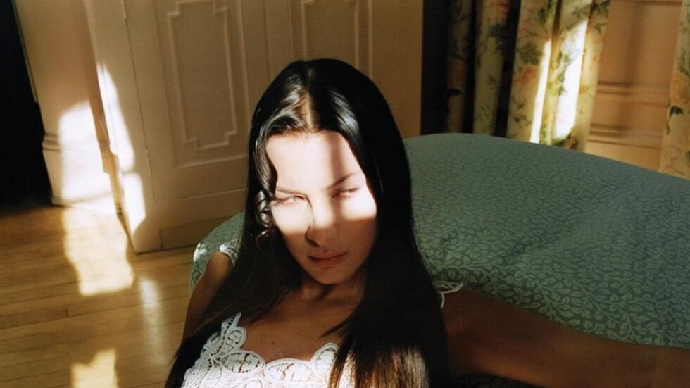 تعبيرا عن حبها لبلادها.. عارضة الأزياء بيلا حديد تجمع بين Palestine وValentine (صورة)