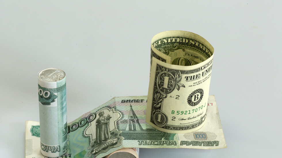 للمرة الأولى في نحو أسبوع.. الدولار دون مستوى 75 روبلا
