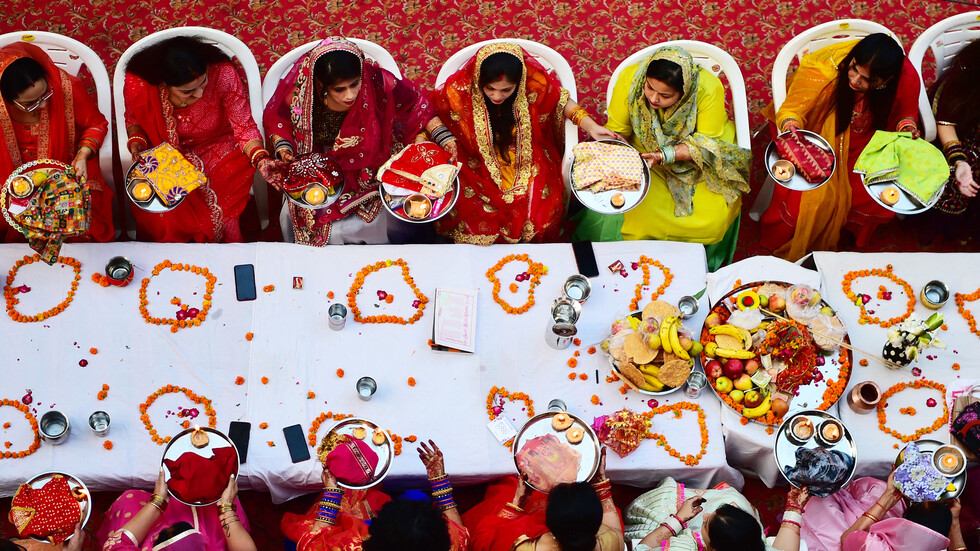 حادث مأساوي.. وفاة سيدة هندية بين ذراعي ابنها خلال حفل زفافه (فيديو)