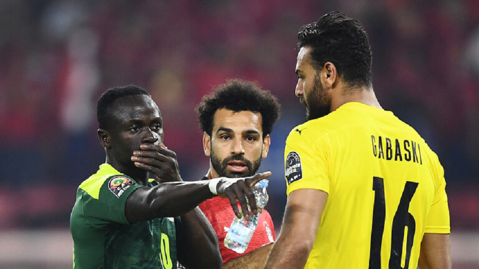 ماني يكشف تفاصيل لقطته الشهيرة مع صلاح وأبو جبل في أمم إفريقيا (فيديو)