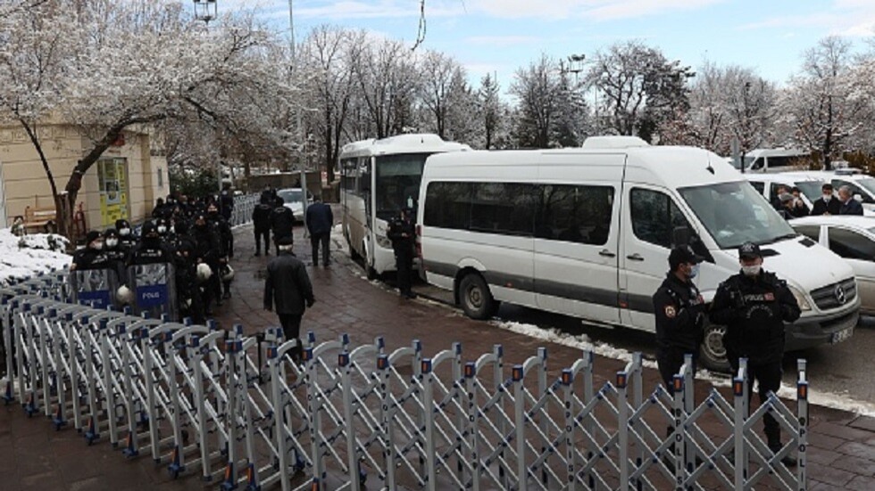 تركيا.. اعتقال صحفية غطت حادث إلقاء كرديين من مروحية للشرطة