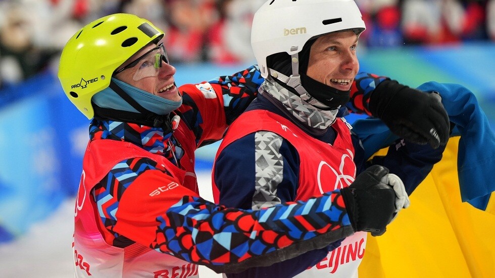 عناق حار بين رياضي روسي ومنافسه الأوكراني في أولمبياد "بكين 2022"