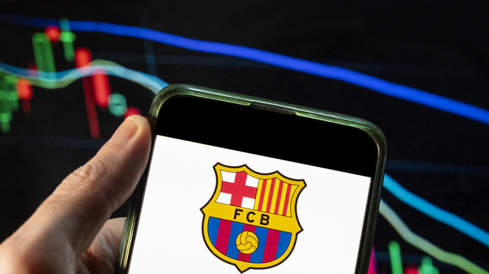 نجم عربي يشعل الصراع بين برشلونة وميلان