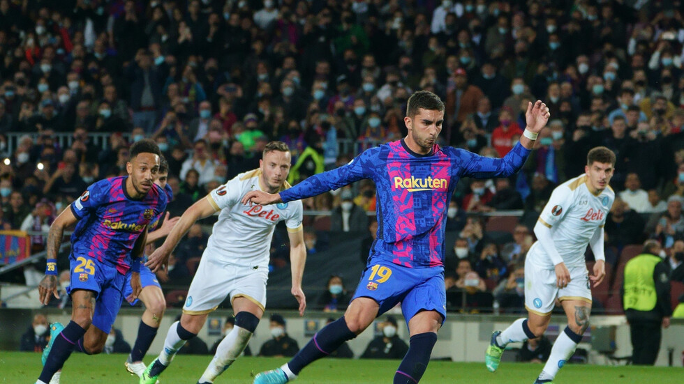 قميص نجم نادي برشلونة في لقاء نابولي يثير جدلا واسعا (صورة)