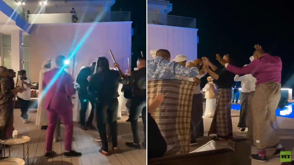 السعودية.. فيديو طريف لمصارعي "WWE" يرقصون على أنغام المزمار في جدة