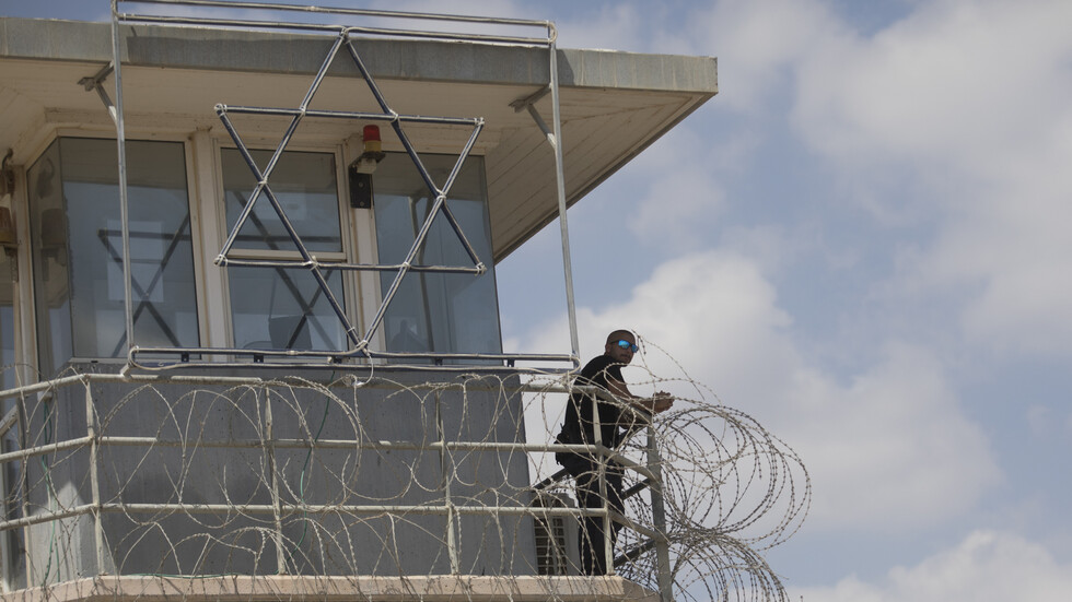 الأسرى الفلسطينيون يغلقون كافة الأقسام في السجون الإسرائيلية ضمن خطواتهم التصعيدية