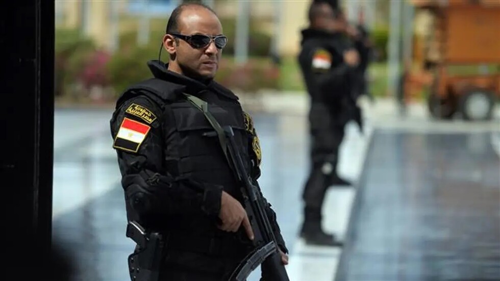 كان يجبرها على تناول دواء للأعصاب.. القبض على مصري حبس زوجته 4 سنوات داخل المنزل!