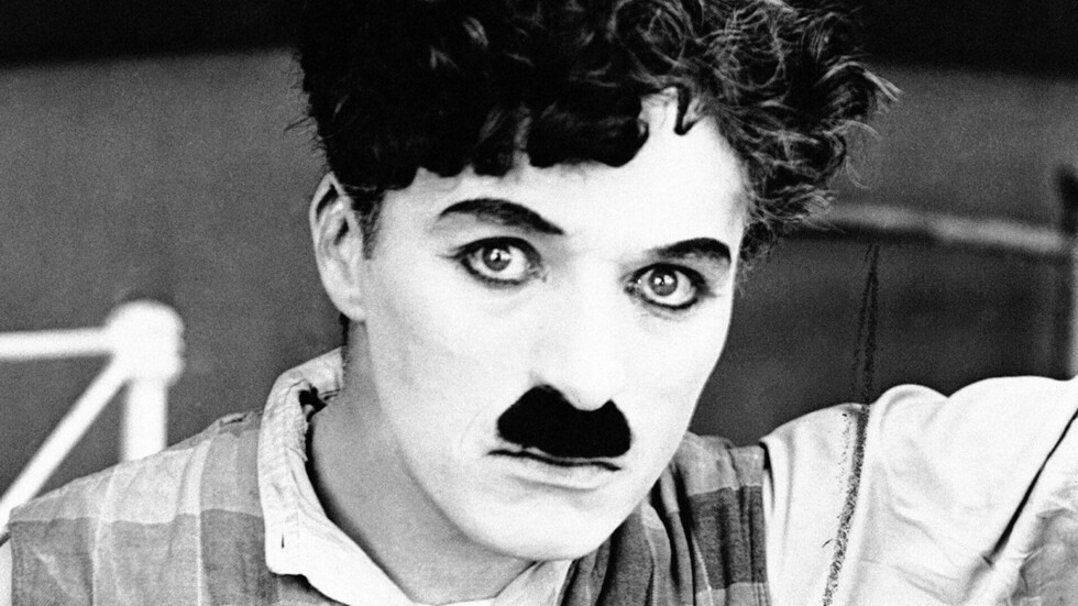 الجانب المظلم من حياته: حقائق صادمة عن تشارلي شابلن.. من يقترب منه يختنق ومهووس بالقاصرات!