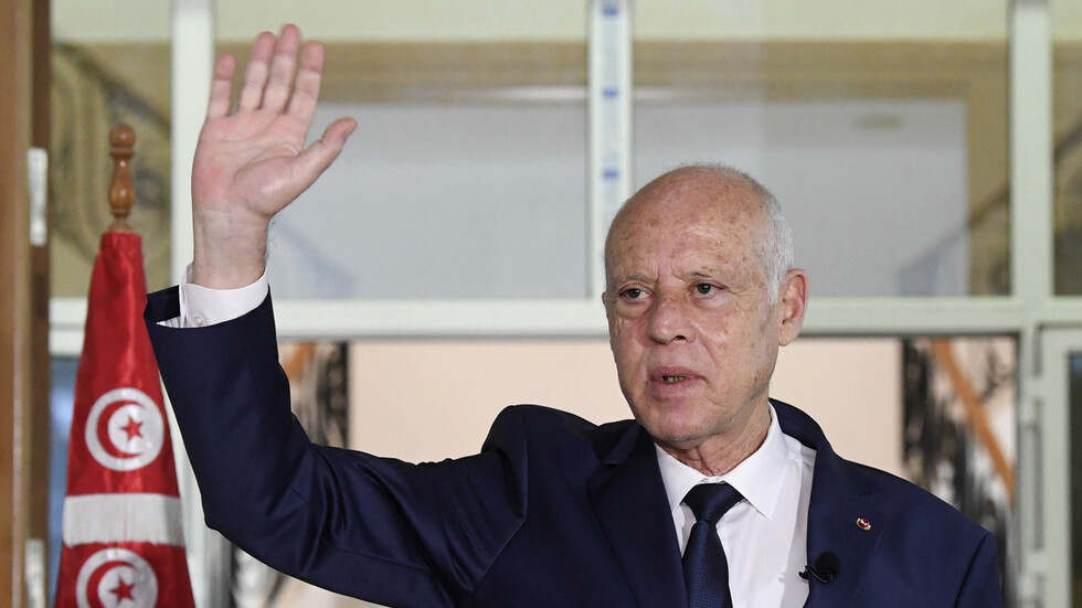 صورة مسؤولة أوروبية مع الرئيس قيس سعيد تثير انتقادات كبيرة في تونس