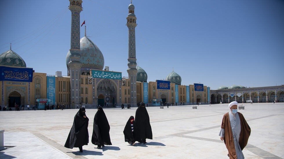 شاحنة تقتحم مسجد جمكران في مدينة قم الإيرانية (صورة)