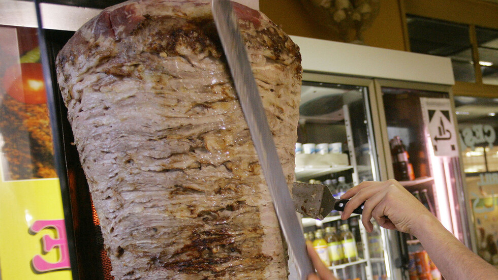 بالصور..شيف تركي يعد سندويش شاورما بطول 20 مترا للدخول في موسوعة غينيس