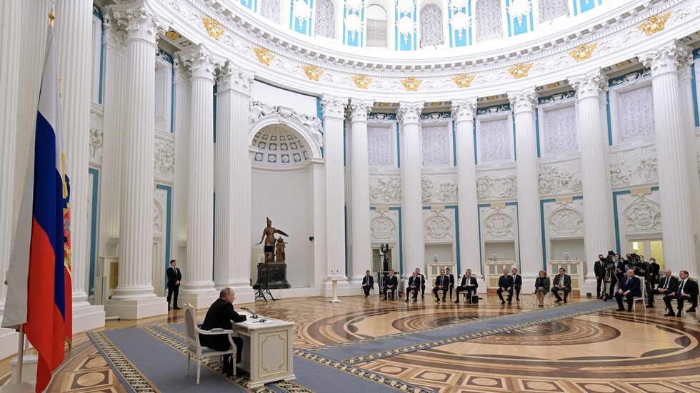 أعضاء مجلس الأمن الروسي يدعون بوتين للاعتراف باستقلال جمهوريتي دونيتسك ولوغانسك