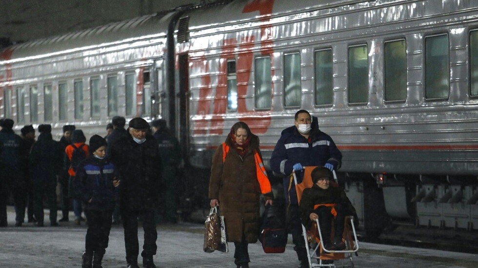 تواصل إجلاء الآلاف من جمهوريتي لوغانسك ودونيتسك وسط استمرار القصف العنيف من قبل الجيش الأوكراني