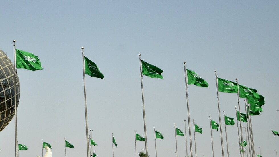 شركة "STC" السعودية تنهي تعاقدها مع مواطن عربي بعد ضجة أثارتها "تغريداته