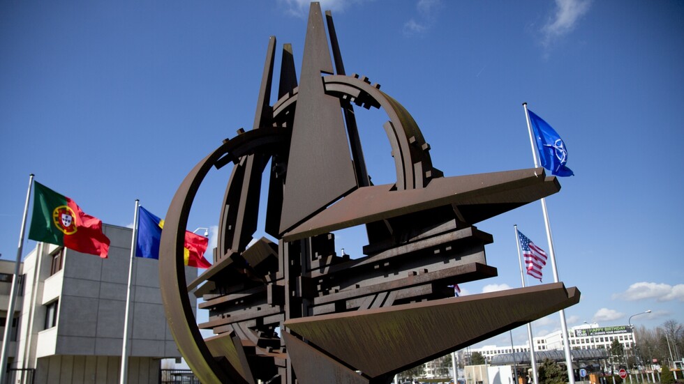 جونسون وماكرون يدعوان إلى عقد قمة طارئة للناتو على خلفية العملية الروسية في أوكرانيا