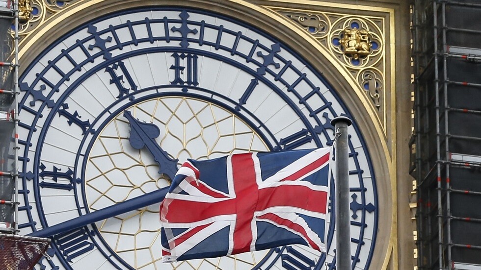 مراسلنا: الحكومة البريطانية تمنح اللجوء لزيلينسكي وتفرض عقوبات على بوتين ولافروف