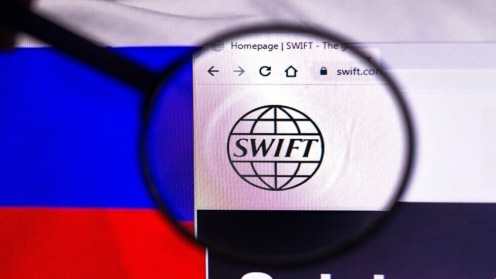 "سي إن إن": بايدن ينظر في خيارات فصل روسيا عن SWIFT