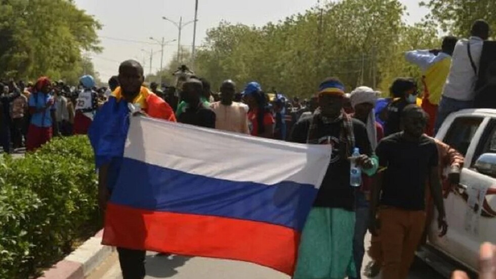 تشاديون يرفعون العلم الروسي في مظاهرة ضد العسكريين وفرنسا في نجامينا
