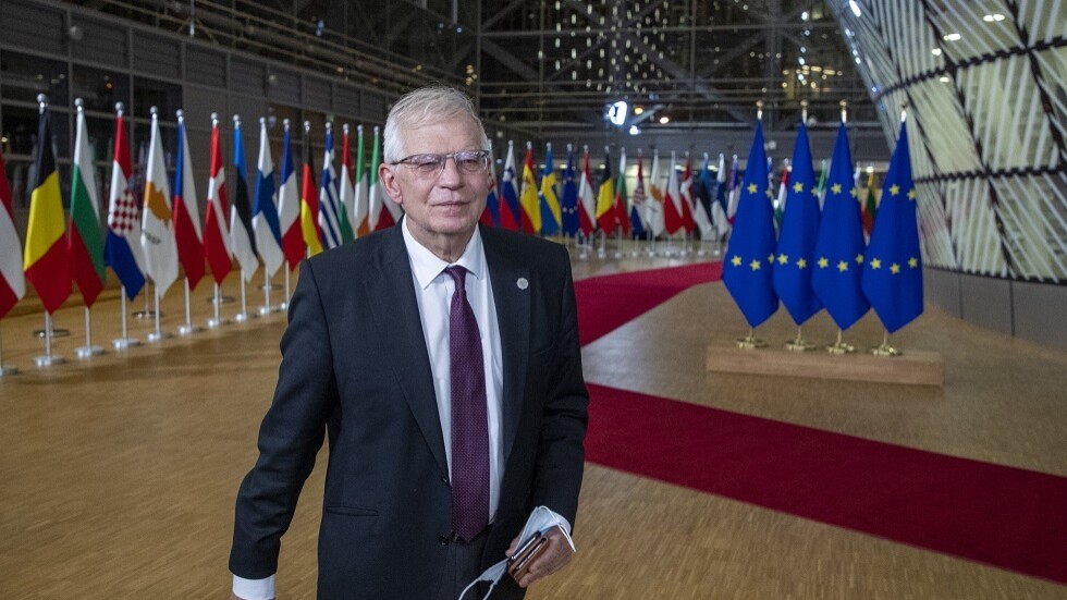 بوريل يعرض على مجلس الاتحاد الأوروبي تمويل إمداد أوكرانيا بالأسلحة الفتاكة والوقود