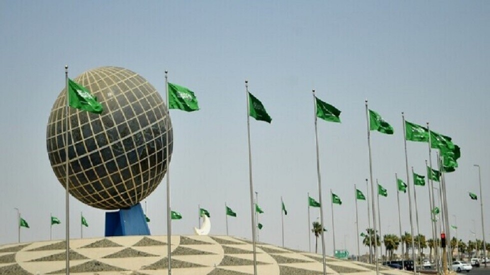 أميرة من آل سعود تجذب الأنظار مع ابنتها أثناء حضورهما بطولة كأس السعودية للخيل 2022 (فيديو+صور)