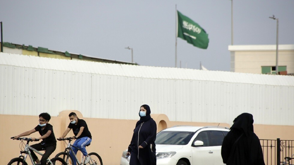 السعودية.. عريس يخلع عروسه بعد أن حظرته على "واتساب"