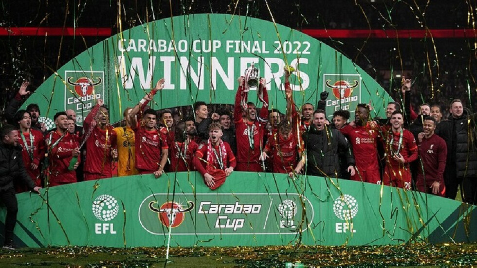 شاهد.. رد فعل صلاح وماني لحظة احتفال لاعبي ليفربول بزجاجات الخمر