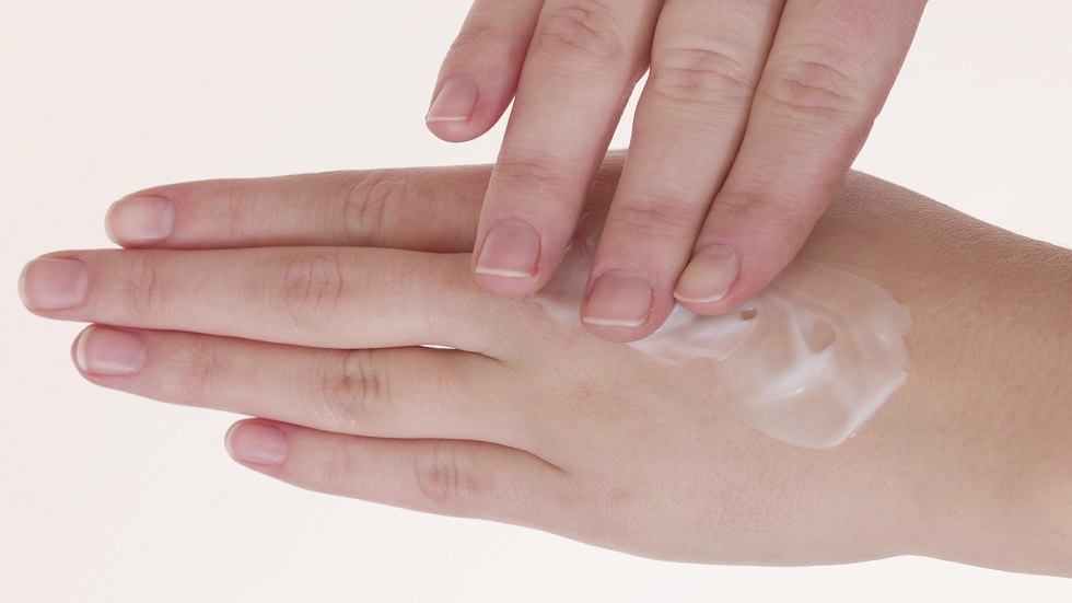 طبيبة روسية تكشف العلاقة بين حالة جلد اليدين والمناعة