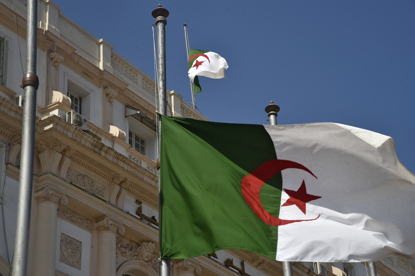 الجزائر.. التماس السجن 20 عاما بحق وزير الطاقة السابق